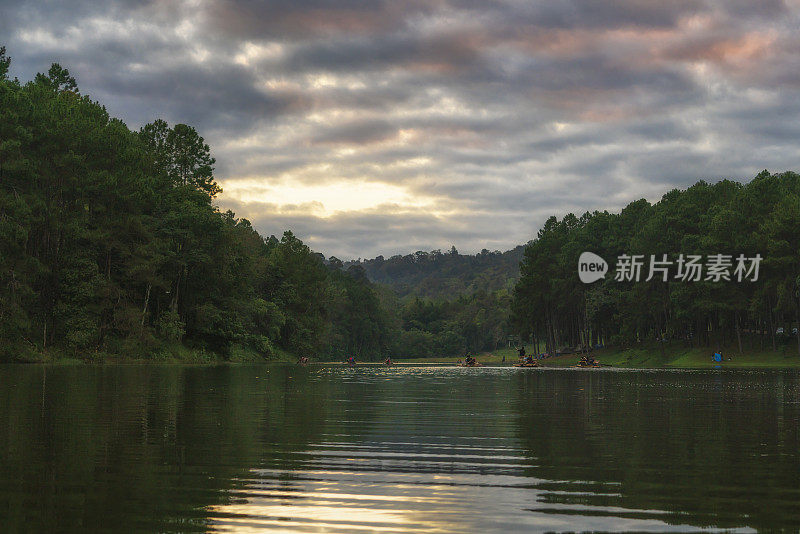 泰国Mae Hong Son省最美的水库pangung的风景。